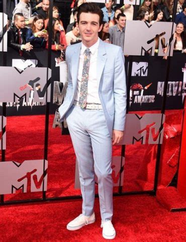 drake bell height weight shoe size